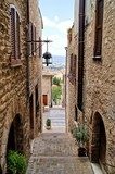 Medieval stepped street in the Italian hill town of Assisi  Fototapety Uliczki Fototapeta