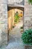 Petite rue pittoresque dans un village de Provence  Fototapety Uliczki Fototapeta