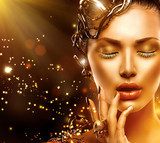 Model girl face with gold skin, nails, make-up and accessories  Ludzie Obraz