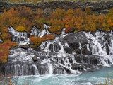Die WasserfÃ¤lle Hraunfossar im Westen von Island im Herbst Fototapety Wodospad Fototapeta