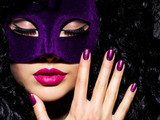 Beautiful  woman with  violet theatre mask on face and purple na Obrazy do Salonu Kosmetycznego Obraz