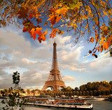 Eiffel Tower with autumn leaves in Paris, France  Fototapety Wieża Eiffla Fototapeta