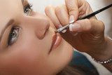 Atelier maquillage - portrait d'une ado se faisant maquiller  Obrazy do Salonu Kosmetycznego Obraz