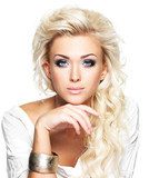 Beautiful blond woman with long curly hair and style makeup.  Obrazy do Salonu Kosmetycznego Obraz