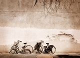 Italian old-style bicycles leaning against a wall Plakaty do Salonu Plakat