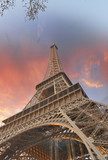 Wonderful sky colors above Eiffel Tower La Tour Eiffel in Paris Fototapety Wieża Eiffla Fototapeta