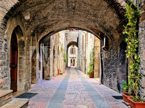 Arched medieval street in the town of Assisi, Italy  Fototapety Uliczki Fototapeta