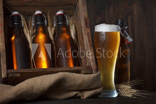 Beer glass with wooden crate full of beer bottles and wheat ears  Plakaty do kuchni Plakat