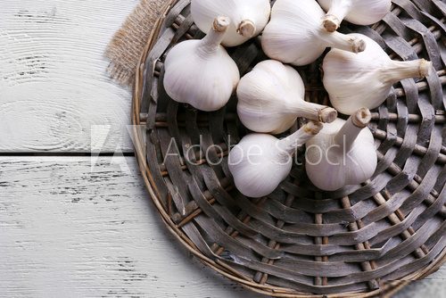 Fresh garlic on wicker mat, on wooden background  Obrazy do Kuchni  Obraz