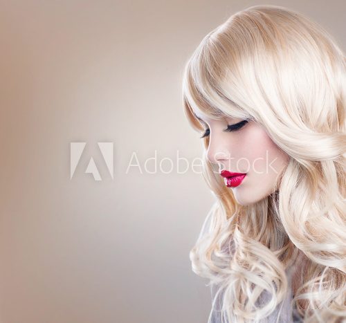 Blonde Woman Portrait. Beautiful Blond Girl with Long Wavy Hair  Ludzie Obraz