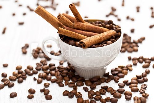 Cinnamon sticks and coffee beans  Kawa Fototapeta