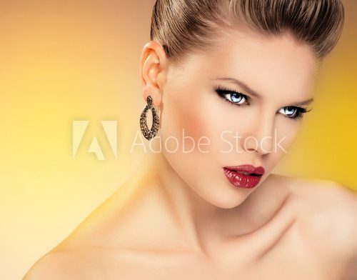 Young hot glamour blue eyed lady wearing luxury jewelery  Ludzie Obraz