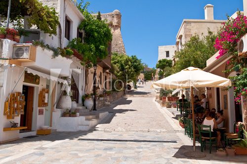 Tourists have a rest in Rethymno city. Crete island, Greece.  Fototapety Uliczki Fototapeta