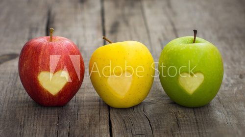 Apples with engraved hearts  Owoce Obraz