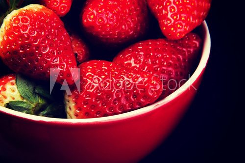 Fresh red strawberries in a bowl.  Owoce Obraz