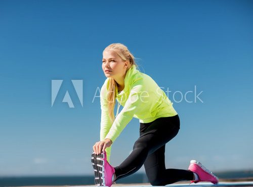 woman doing sports outdoors  Fototapety do Klubu Fitness Fototapeta