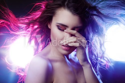 Portrait of young beautiful girl brunette, amid spotlight. The effect toning, night club, dance culture. Eyes closed Fototapety do Szkoły Tańca Fototapeta