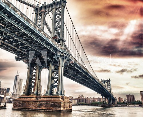Dusk colors of the sky over magnificent Manhattan Bridge Industrialne Fototapeta