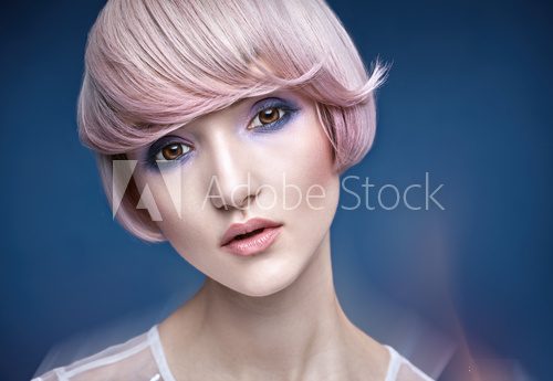 Closeup portrait of a girl with a pink haircut Obrazy do Salonu Fryzjerskiego Obraz