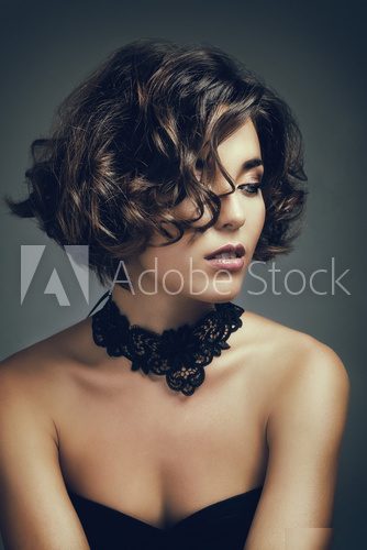 Portrait d'une jeune femme, regardant sur le cotÃ© Obrazy do Salonu Fryzjerskiego Obraz