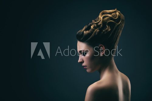 Portrait d'une jeune femme portant un chignon, de profil Obrazy do Salonu Fryzjerskiego Obraz