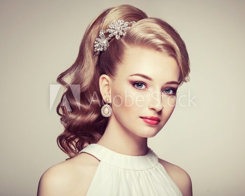 Fashion portrait of young beautiful woman with jewelry and elegant hairstyle. Blonde girl with long wavy hair. Perfect make-up.  Beauty style woman with diamond accessories Obrazy do Salonu Fryzjerskiego Obraz
