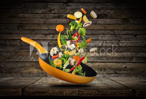 Fresh vegetables flying into a pan Obrazy do Jadalni Obraz