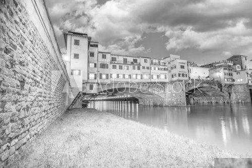 Ponte Vecchio over Arno River, Florence, Italy. Beautiful black  Fototapety Miasta Fototapeta