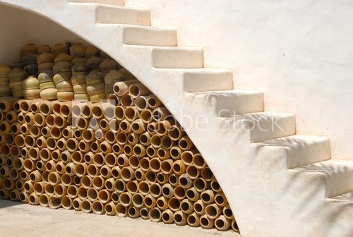 poterie sous escalier blanc  Schody Fototapeta