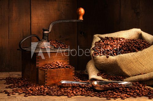 Antique coffee grinder with beans  Fototapety do Kawiarni Fototapeta