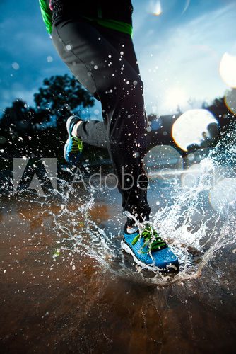 Single runner running in rain  Fototapety do Klubu Fitness Fototapeta
