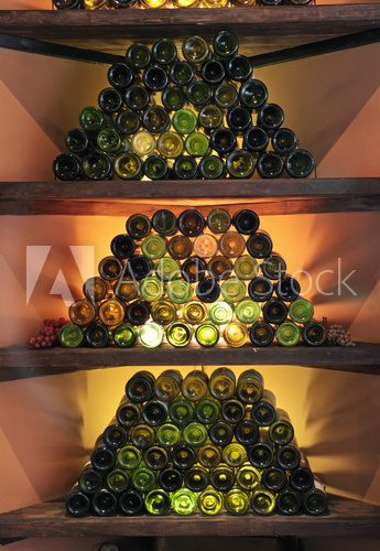 Butelki – piwniczka oświetlona ciepłem
 Fototapety do Kuchni Fototapeta