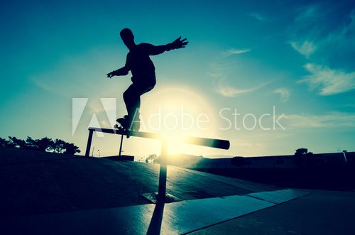Skateboarder silhouette on a grind Plakaty dla Nastolatka Plakat