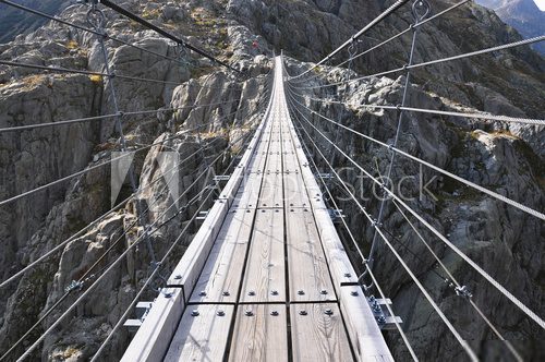 Nad przepaścią - zawieszony most Fototapety Mosty Fototapeta
