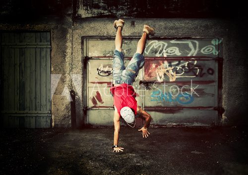 Young man dancing on grunge graffiti wall Plakaty dla Nastolatka Plakat