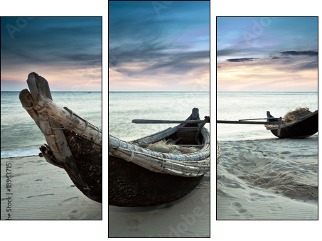 Egzotyczne łodzie na białym piasku
 - Obraz trzyczęściowy, Tryptyk