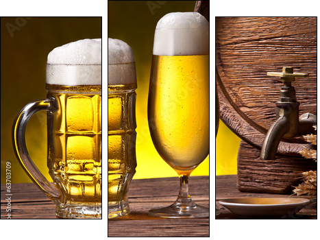 Beer glasses, old oak barrel and wheat ears.  - Obraz trzyczęściowy, Tryptyk