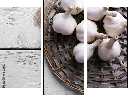 Fresh garlic on wicker mat, on wooden background  - Obraz trzyczęściowy, Tryptyk