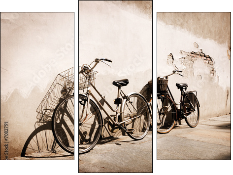 Parking rowerowy – sentymentalna sepia
 - Obraz trzyczęściowy, Tryptyk