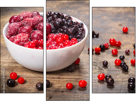 frozen berries in plate on wooden background  - Obraz trzyczęściowy, Tryptyk