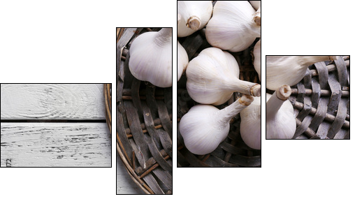 Fresh garlic on wicker mat, on wooden background  - Obraz czteroczęściowy, Fortyk