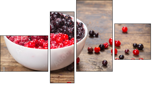 frozen berries in plate on wooden background  - Obraz czteroczęściowy, Fortyk