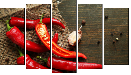 Na ostro - czerwona papryczka chili i czosnek - Obraz pięcioczęściowy, Pentaptyk