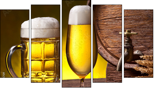 Beer glasses, old oak barrel and wheat ears.  - Obraz pięcioczęściowy, Pentaptyk