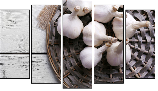 Fresh garlic on wicker mat, on wooden background  - Obraz pięcioczęściowy, Pentaptyk