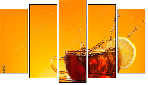 Tea splashing out of glass with orange background  - Obraz pięcioczęściowy, Pentaptyk