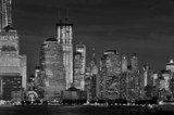 Manhattan de nuit, noir et blanc  Miasta Obraz