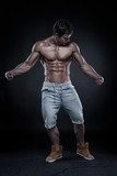 Strong Athletic Man Fitness Model Torso showing big muscles  Ludzie Obraz