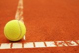 Tennisball auf Linie mit Copyspace  Sport Fototapeta