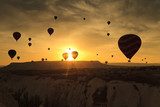 Balony na tle zachodzącego słońca Pojazdy Fototapeta